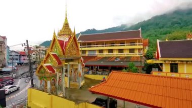 Kathu Bölgesi Phuket Adası Tayland Kasım 2025 Suwankeereewong Tapınağı altın Budist tapınakları Patong Sahili Phuket Adası Tayland 'da mavi bulutlu gökyüzü binaları.