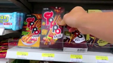 Thalang Bölgesi Phuket Eyaleti Tayland 12. Şubat 2020 'de Phuket Adası Tayland' daki Mai Khao Thalang 'daki 7 Eleven mağazasından çeşitli ekmekler çikolata çubukları fındık atıştırmalıkları.