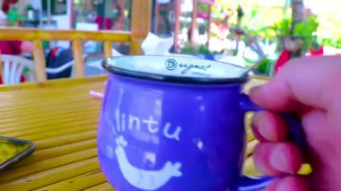 Thalang Bölgesi Phuket Eyaleti Tayland Şubat 2020 Güney Asya 'daki Phuket Adası Tayland' da Mai Khao Thalang 'daki tropik cennette ahşap bambu masasının üzerinde kahve fincanı..