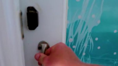 Thalang Bölgesi Phuket Eyaleti Tayland 11. Şubat 2020 Tayland 'ın güneyindeki Phuket Adası' ndaki Mai Khao Thalang 'da lüks, beyaz bir otel bungalov kulübesinde basit bir tuvalete giriyorum..