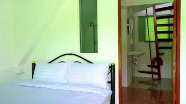 Thalang Bölgesi Phuket Eyaleti Tayland 11. Şubat 2020 Phuket Adası Güney Tayland, Güney Asya 'daki Mai Khao Thalang' da temiz, ahşap bir otel kulübesi..