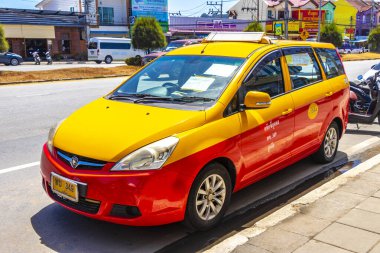 Sakhu Phuket Tayland 12. Şubat 2020 Güneydoğu Asya 'da Phuket Adası Güney Tayland' da Sakhu Thalang Bölgesi 'nde şehir caddesi yolunda kırmızı taksici taşımacılığı.