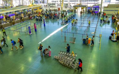 Thalang Bölgesi Phuket Eyaleti Tayland 29. Aralık 2025 Phuket Uluslararası Havalimanı. Phuket Adası Tayland 'daki Mai Khao Thalang' daki iç salon koridoru çalışanları ve mimarisi..