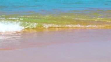 Tropikal Mai Khao Sahili ve Niyang Sahili orman doğası turkuaz mavi su dalgaları ve Phuket Adası Güney Tayland 'daki Sirinat Ulusal Parkı Sakhu Thalang' da mavi gökyüzü.