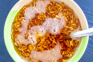 Güneydoğu Asya 'da Patong Sahili Kathu Bölgesi Phuket Adası Güney Tayland' da yumurta ve kaşıkla baharatlı bir kase içinde Asya Tayland erişte çorbası..