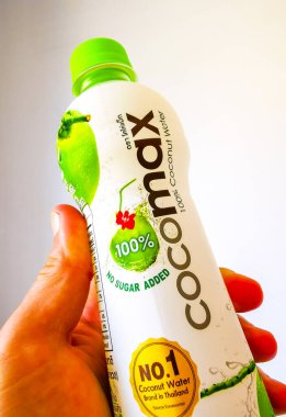 Kathu Bölgesi Phuket Adası, Tayland 17. Aralık 2025 Hindistan cevizi suyu. Hindistan cevizi şişesi, Güneydoğu Asya 'da Patong Sahili' nde bulunan Kathu Phuket Güney Tayland 'da el yapımı içecek..