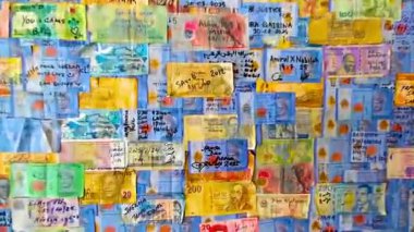 Kathu Bölgesi Phuket Adası, Tayland 27. Kasım 2025 Para Koleksiyonu Güneydoğu Asya 'daki Patong Sahili Tayland' ın duvarında asılı bir resim olarak dünyanın dört bir yanından nakit para.