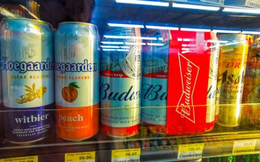 Kathu Bölgesi Phuket Adası Tayland Eyaleti 08. Ekim 2025 Tayland birası Singha Leo ve diğer biralar Patong Sahili Phuket Tayland 'daki süpermarket dolabında alkollü içecekler..