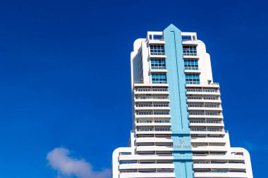 Kathu Bölgesi Phuket Adası Tayland Eyaleti 13. Ekim 2025 Patong Kulesi. Güneydoğu Asya 'daki Patong Sahili Tayland' da mavi gökyüzü olan beyaz mavi bina otel evleri..