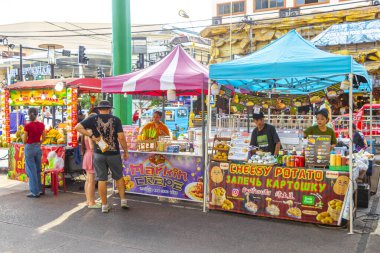 Kathu Bölgesi Phuket Adası Tayland Eyaleti 13. Ekim 2025 Banzaan Fresh Market yerel sokak yemekleri Patong Sahili Phuket Güney Tayland 'da insan turizmi salonu ve dükkanlar.