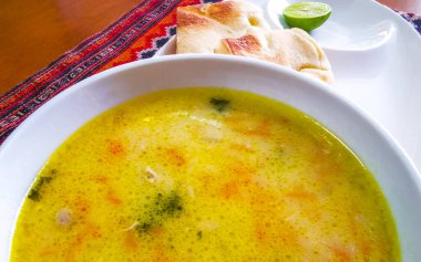 Güneydoğu Asya 'da Patong Sahili Kathu Bölgesi Phuket Adası Güney Tayland' da limon ve ekmekli bir Türk restoranında leziz tavuk çorbası..