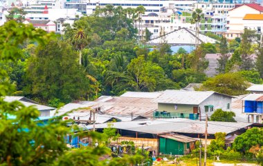 Panoramik manzara ve tropikal manzara dağları şehir manzarası yağmur ormanları ve doğa Patong Sahili 'ndeki evler ve mavi gökyüzü Kathu Phuket Adası Tayland.