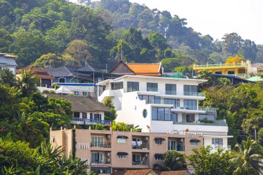 Panoramik manzara ve tropikal manzara dağları şehir manzarası yağmur ormanları ve doğa Patong Sahili 'ndeki evler ve mavi gökyüzü Kathu Phuket Adası Tayland.
