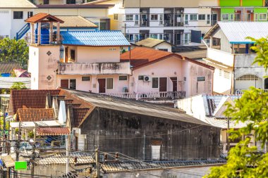 Panoramik manzara ve tropikal manzara dağları şehir manzarası yağmur ormanları ve doğa Patong Sahili 'ndeki evler ve mavi gökyüzü Kathu Phuket Adası Tayland.