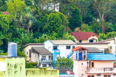 Panoramik manzara ve tropikal manzara dağları şehir manzarası yağmur ormanları ve doğa Patong Sahili 'ndeki evler ve mavi gökyüzü Kathu Phuket Adası Tayland.