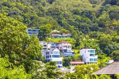 Panoramik manzara ve tropikal manzara dağları şehir manzarası yağmur ormanları ve doğa Patong Sahili 'ndeki evler ve mavi gökyüzü Kathu Phuket Adası Tayland.