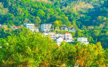 Panoramik manzara ve tropikal manzara dağları şehir manzarası yağmur ormanları ve doğa Patong Sahili 'ndeki evler ve mavi gökyüzü Kathu Phuket Adası Tayland.