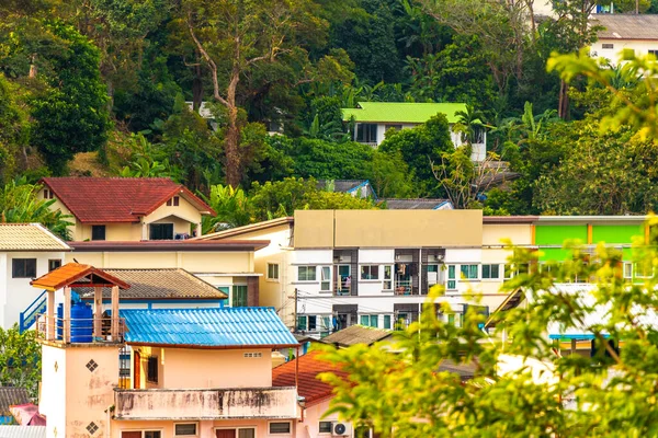 Panoramik manzara ve tropikal manzara dağları şehir manzarası yağmur ormanları ve doğa Patong Sahili 'ndeki evler ve mavi gökyüzü Kathu Phuket Adası Tayland.