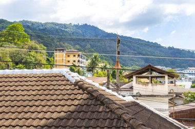 Panoramik manzara ve tropikal manzara dağları şehir manzarası yağmur ormanları ve doğa Patong Sahili 'ndeki evler ve mavi gökyüzü Kathu Phuket Adası Tayland.