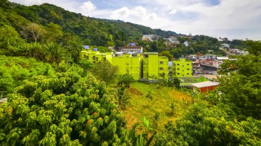 Güneydoğu Asya 'da Güney Tayland' da Patong Sahili Kathu Bölgesi Phuket Adası Güney Tayland 'da tropikal manzara, şehir ve plaj manzarası..