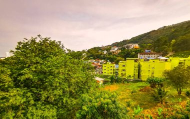 Güneydoğu Asya 'da Güney Tayland' da Patong Sahili Kathu Bölgesi Phuket Adası Güney Tayland 'da tropikal manzara, şehir ve plaj manzarası..