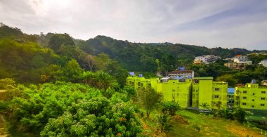 Güneydoğu Asya 'da Güney Tayland' da Patong Sahili Kathu Bölgesi Phuket Adası Güney Tayland 'da tropikal manzara, şehir ve plaj manzarası..