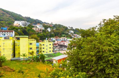 Güneydoğu Asya 'da Güney Tayland' da Patong Sahili Kathu Bölgesi Phuket Adası Güney Tayland 'da tropikal manzara, şehir ve plaj manzarası..