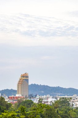 Panoramik manzara ve tropikal manzara dağları şehir silueti şehir manzarası yağmur ormanı deniz manzarası ve Patong Sahili 'ndeki mavi gökyüzü Kathu Phuket Adası Tayland.