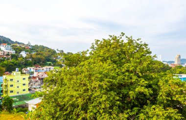 Güneydoğu Asya 'da Güney Tayland' da Patong Sahili Kathu Bölgesi Phuket Adası Güney Tayland 'da tropikal manzara, şehir ve plaj manzarası..