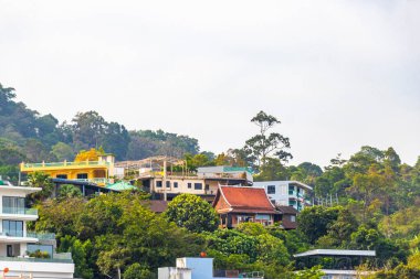 Panoramik manzara ve tropikal manzara dağları şehir manzarası yağmur ormanları ve doğa Patong Sahili 'ndeki evler ve mavi gökyüzü Kathu Phuket Adası Tayland.
