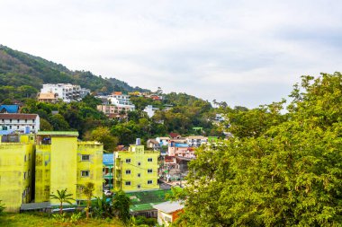 Güneydoğu Asya 'da Güney Tayland' da Patong Sahili Kathu Bölgesi Phuket Adası Güney Tayland 'da tropikal manzara, şehir ve plaj manzarası..