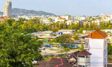 Panoramik manzara ve tropikal manzara dağları şehir silueti şehir manzarası yağmur ormanı deniz manzarası ve Patong Sahili 'ndeki mavi gökyüzü Kathu Phuket Adası Tayland.