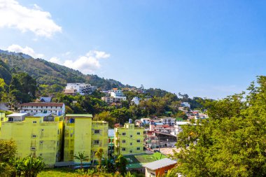 Güneydoğu Asya 'da Güney Tayland' da Patong Sahili Kathu Bölgesi Phuket Adası Güney Tayland 'da tropikal manzara, şehir ve plaj manzarası..