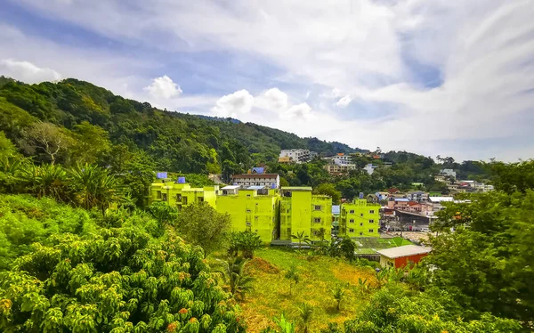 Güneydoğu Asya 'da Güney Tayland' da Patong Sahili Kathu Bölgesi Phuket Adası Güney Tayland 'da tropikal manzara, şehir ve plaj manzarası..