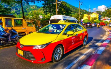 Kathu Phuket Tayland 16 numara. Ocak 2026 Güneydoğu Asya 'da Patong Plajı' ndaki Kathu Phuket Adası 'ndaki şehir caddesinde kırmızı taksici taşımacılığı.