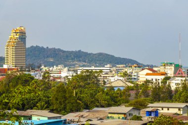Kathu Bölgesi Phuket Eyaleti, Tayland 21. Ocak 2026 Panoramik manzara ve tropikal manzara dağları şehir silueti yağmur ormanları deniz manzarası Patong Tayland 'da mavi gökyüzü.
