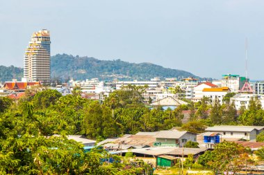 Kathu Bölgesi Phuket Eyaleti, Tayland 21. Ocak 2026 Panoramik manzara ve tropikal manzara dağları şehir silueti yağmur ormanları deniz manzarası Patong Tayland 'da mavi gökyüzü.