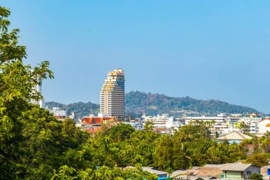 Kathu Bölgesi Phuket Eyaleti Tayland 22. Ocak 2026 Panoramik manzara ve tropikal manzara dağları şehir silueti yağmur ormanları deniz manzarası Patong Tayland 'da mavi gökyüzü.