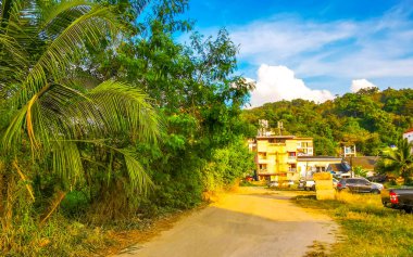 Panoramik manzara ve tropikal manzara dağları şehri ve mavi gökyüzü ve yürüme yolu caddesi ile Güneydoğu Asya 'daki Patong Sahili Kathu Phuket Adası Güney Tayland.