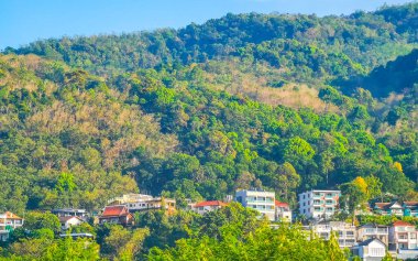Panoramik manzara ve tropikal manzara dağları şehir manzarası yağmur ormanları ve doğa Patong Sahili 'ndeki evler ve mavi gökyüzü Kathu Phuket Adası Tayland.
