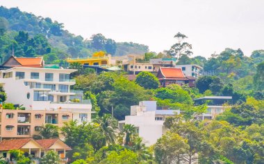 Panoramik manzara ve tropikal manzara dağları şehir manzarası yağmur ormanları ve doğa Patong Sahili 'ndeki evler ve mavi gökyüzü Kathu Phuket Adası Tayland.