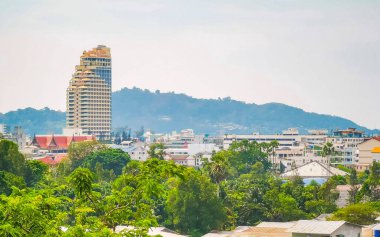 Panoramik manzara ve tropikal manzara dağları şehir silueti şehir manzarası yağmur ormanı deniz manzarası ve Patong Sahili 'ndeki mavi gökyüzü Kathu Phuket Adası Tayland.