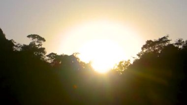 Güneydoğu Asya 'da tropikal orman tepeleri, kayalar ve Patong Sahili' ndeki Kathu Bölgesi, Phuket Adası, Tayland 'ın güneyinde altın renkli günbatımı ile dağ zirvesi manzarası..