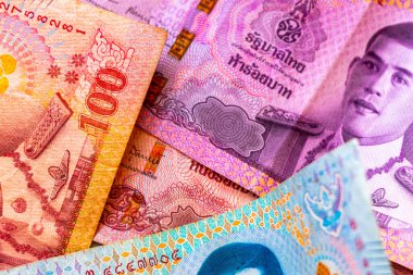 Kathu Bölgesi, Phuket Adası, Tayland 11. Şubat 2026 Tayland Baht nakit para kağıt para banknotları ve para masaya zengin lüks yaşam Patong Sahili Phuket Tayland Güneydoğu Asya.