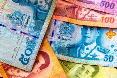 Kathu Bölgesi, Phuket Adası, Tayland 11. Şubat 2026 Tayland Baht nakit para kağıt para banknotları ve para masaya zengin lüks yaşam Patong Sahili Phuket Tayland Güneydoğu Asya.