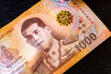 Kathu Bölgesi Phuket Adası, Tayland 06. Şubat 2026 Tayland Baht nakit para kağıt para banknotları ve para masaya zengin lüks yaşam Patong Sahili Phuket Tayland Güneydoğu Asya.