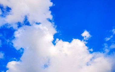 Güneydoğu Asya 'da Patong Plajı' nda gökyüzünde garip ve güzel bulut oluşumlarıyla mavi gökyüzü Kathu Bölgesi Phuket Adası Güney Tayland Bölgesi.