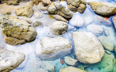 Rocky Kalim Sahili tropikal sahil kıyısı turkuvaz mavisi berrak su dalgaları kum kayaları ve kayalar Patong Sahili Kathu Bölgesi Phuket Adası Güney Tayland Bölgesi.