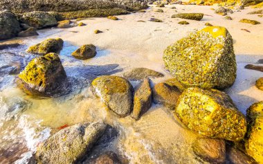 Rocky Kalim Sahili tropikal sahil kıyısı turkuvaz mavisi berrak su dalgaları kum kayaları ve kayalar Patong Sahili Kathu Bölgesi Phuket Adası Güney Tayland Bölgesi.