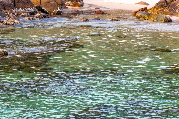 Rocky Kalim Sahili tropikal sahil kıyısı turkuvaz mavisi berrak su dalgaları kum kayaları ve kayalar Patong Sahili Kathu Bölgesi Phuket Adası Güney Tayland Bölgesi.